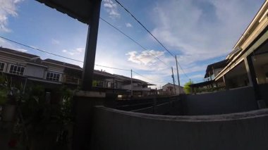 Günbegün değişen gökyüzünün hızlandırılmış görüntüleri. Ya da balkonun yanında..