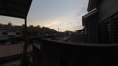 Günbegün değişen gökyüzünün hızlandırılmış görüntüleri. Ya da balkonun yanında..