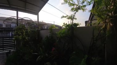 Günbegün değişen gökyüzünün hızlandırılmış görüntüleri. Ya da balkonun yanında..