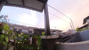 Günbegün değişen gökyüzünün hızlandırılmış görüntüleri. Ya da balkonun yanında..