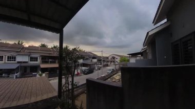 Günbegün değişen gökyüzünün hızlandırılmış görüntüleri. Ya da balkonun yanında..