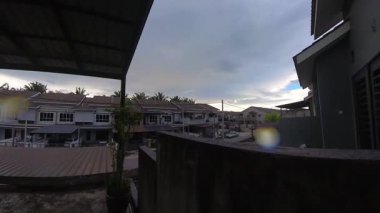 Günbegün değişen gökyüzünün hızlandırılmış görüntüleri. Ya da balkonun yanında..