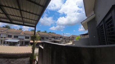 Günbegün değişen gökyüzünün hızlandırılmış görüntüleri. Ya da balkonun yanında..