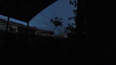 Günbegün değişen gökyüzünün hızlandırılmış görüntüleri. Ya da balkonun yanında..