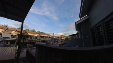 Günbegün değişen gökyüzünün hızlandırılmış görüntüleri. Ya da balkonun yanında..