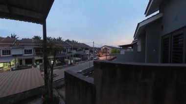 Günbegün değişen gökyüzünün hızlandırılmış görüntüleri. Ya da balkonun yanında..