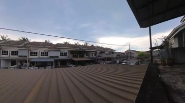 Günbegün değişen gökyüzünün hızlandırılmış görüntüleri. Ya da balkonun yanında..