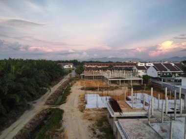 Yeni günün şafağında ufuk çizgisinin havadan görüntüsü..