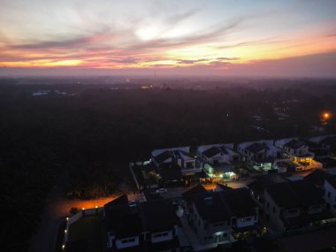 Yeni günün şafağında ufuk çizgisinin havadan görüntüsü..