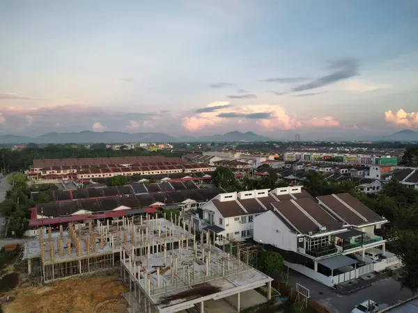 Yeni günün şafağında ufuk çizgisinin havadan görüntüsü..