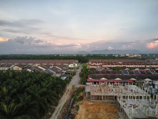 Yeni günün şafağında ufuk çizgisinin havadan görüntüsü..
