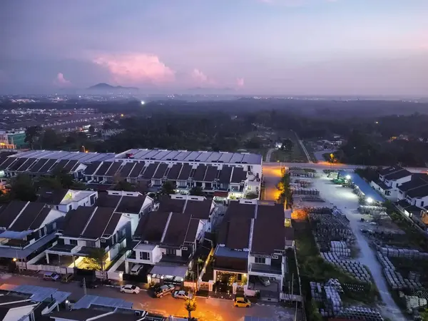 Yeni günün şafağında ufuk çizgisinin havadan görüntüsü..