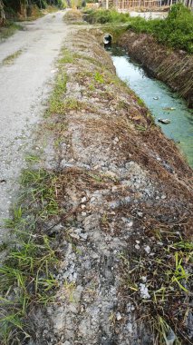 Kırsal yol boyunca inşaat alanı için geçici drenaj sisteminin manzara manzarası.