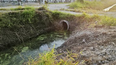 Kırsal yol boyunca inşaat alanı için geçici drenaj sisteminin manzara manzarası.