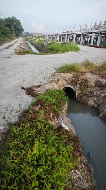 Kırsal yol boyunca inşaat alanı için geçici drenaj sisteminin manzara manzarası.