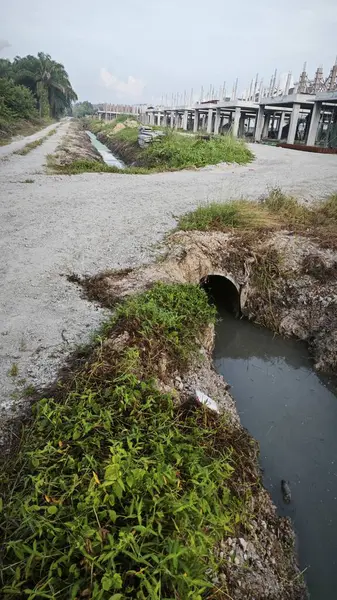 Kırsal yol boyunca inşaat alanı için geçici drenaj sisteminin manzara manzarası.