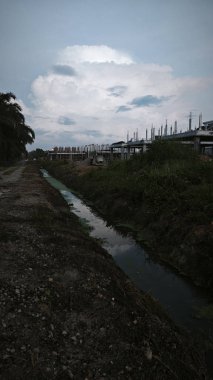 İnşaat alanında parlak mavi bulutlu sabah gökyüzü.