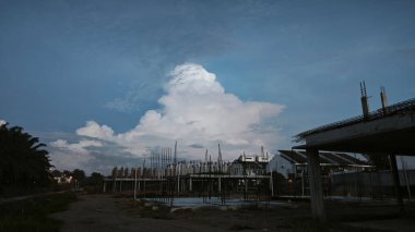 İnşaat alanında parlak mavi bulutlu sabah gökyüzü.