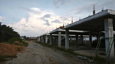 İnşaat alanında parlak mavi bulutlu sabah gökyüzü.