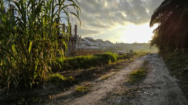 İnşaat alanında parlak mavi bulutlu sabah gökyüzü.