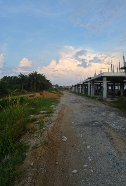 İnşaat alanında parlak mavi bulutlu sabah gökyüzü.