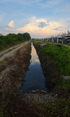 Kırsal yol boyunca inşaat alanı için geçici drenaj sisteminin manzara manzarası.