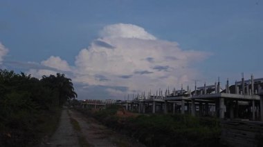 İnşaat alanında parlak mavi bulutlu sabah gökyüzü. 