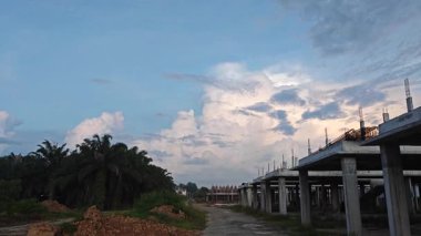 İnşaat alanında parlak mavi bulutlu sabah gökyüzü. 