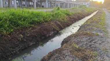 Kırsal yol boyunca inşaat alanı için geçici drenaj sisteminin manzara manzarası.
