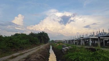 İnşaat alanında parlak mavi bulutlu sabah gökyüzü. 