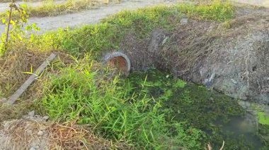 Kırsal yol boyunca inşaat alanı için geçici drenaj sisteminin manzara manzarası.