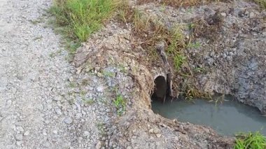 Kırsal yol boyunca inşaat alanı için geçici drenaj sisteminin manzara manzarası.