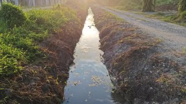 Kırsal yol boyunca inşaat alanı için geçici drenaj sisteminin manzara manzarası.