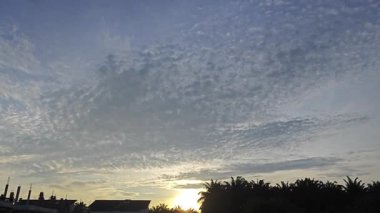 Parlak güneş ışığı yolun ortasında ışıldıyor. Mesafe ufku..