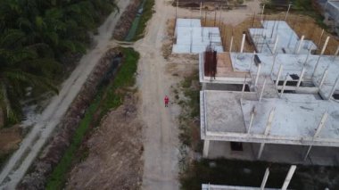 Hava görüntülerini alan adam hala inşaat halindeki boş arazide duruyor..  