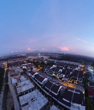 Yeni günün şafağında Ufuk çizgisinin hava manzarası. 