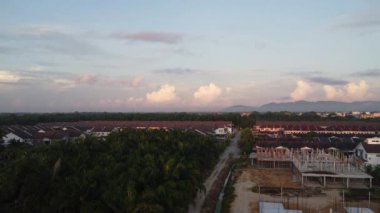 Yeni günün şafağında Ufuk çizgisinin hava manzarası. 