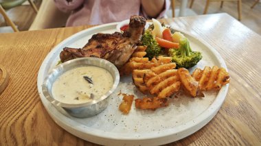 Bir tabak ızgara tavuk pirzolası, sebze ve mantar peyniri..