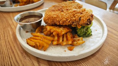 Bir tabak klasik kızarmış tavuk, sebzeli ve biberli Cordon Bleu..