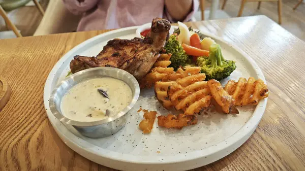 Bir tabak ızgara tavuk pirzolası, sebze ve mantar peyniri..