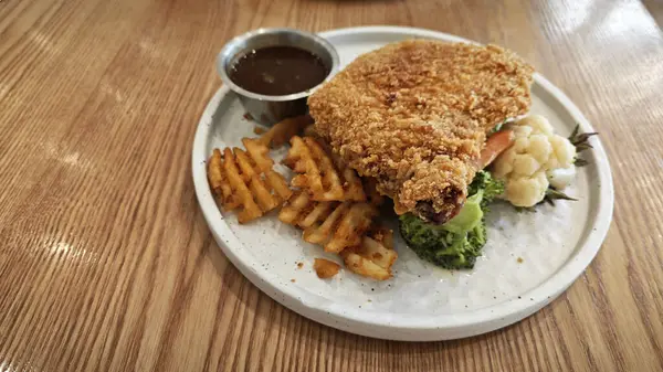 Bir tabak klasik kızarmış tavuk, sebzeli ve biberli Cordon Bleu..