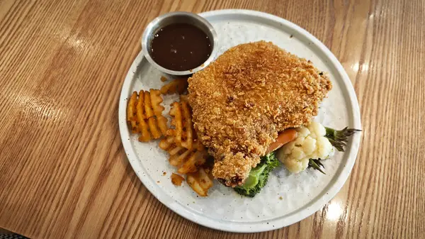 Bir tabak klasik kızarmış tavuk, sebzeli ve biberli Cordon Bleu..