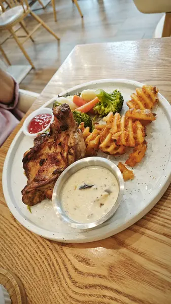 Bir tabak ızgara tavuk pirzolası, sebze ve mantar peyniri..