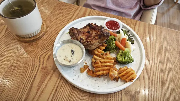 Bir tabak ızgara tavuk pirzolası, sebze ve mantar peyniri..