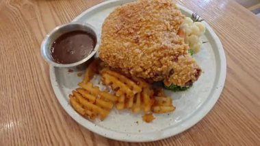 Bir tabak klasik kızarmış tavuk, sebzeli ve biberli Cordon Bleu..