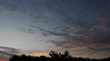 Uzaktaki renkli şafak gökyüzü görüntüsü