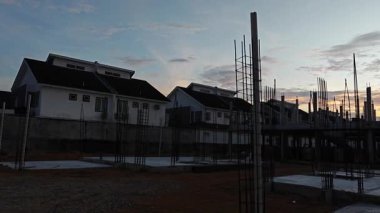 Uzaktaki renkli şafak gökyüzü görüntüsü