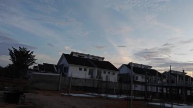 Uzaktaki renkli şafak gökyüzü görüntüsü