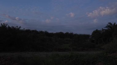 Uzaktaki renkli şafak gökyüzü görüntüsü