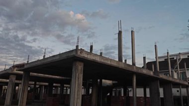 Uzaktaki renkli şafak gökyüzü görüntüsü